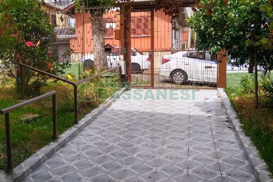 Casa com 196m², 4 dormitórios, 2 vagas, no bairro Panazzolo em Caxias do Sul para Comprar