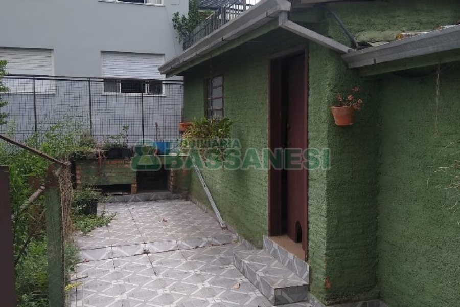 Casa com 196m², 4 dormitórios, 2 vagas, no bairro Panazzolo em Caxias do Sul para Comprar