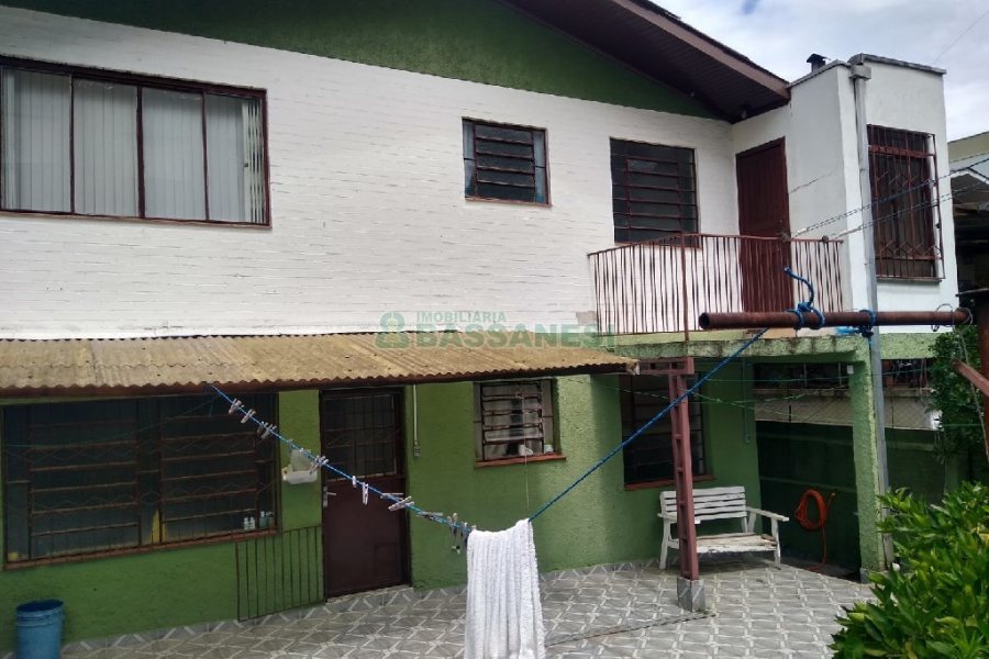 Casa com 196m², 4 dormitórios, 2 vagas, no bairro Panazzolo em Caxias do Sul para Comprar