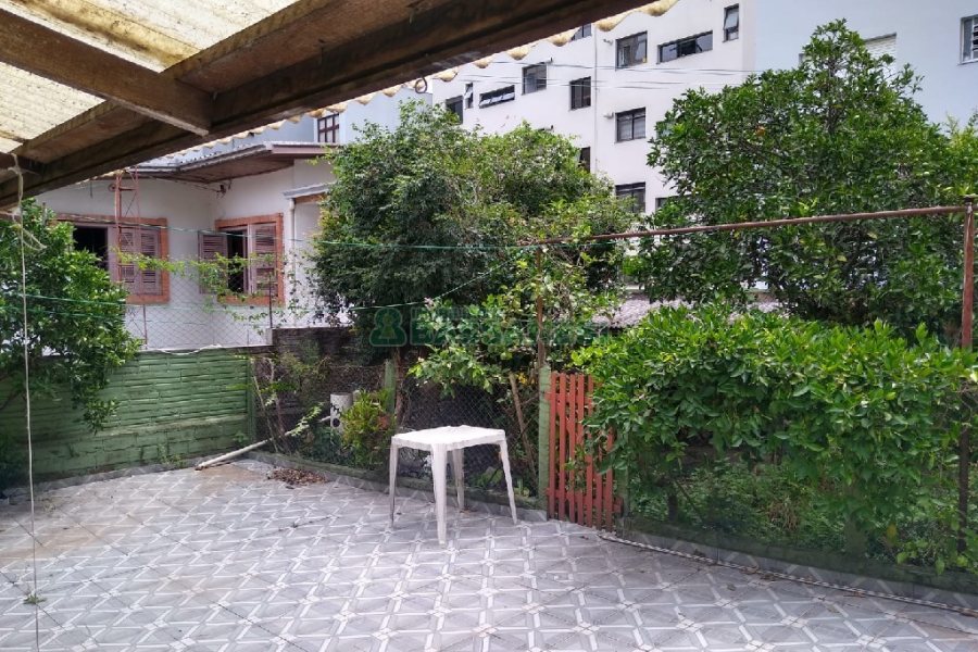 Casa com 196m², 4 dormitórios, 2 vagas, no bairro Panazzolo em Caxias do Sul para Comprar