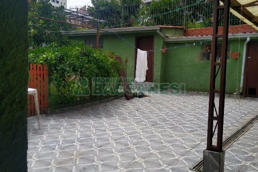 Casa com 196m², 4 dormitórios, 2 vagas, no bairro Panazzolo em Caxias do Sul para Comprar