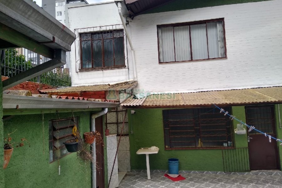 Casa com 196m², 4 dormitórios, 2 vagas, no bairro Panazzolo em Caxias do Sul para Comprar