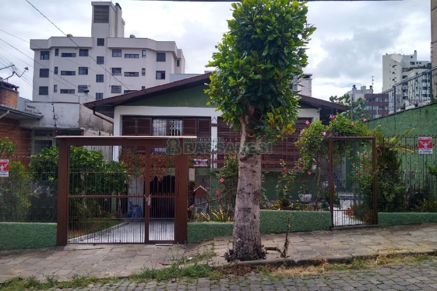 Casa com 196m², 4 dormitórios, 2 vagas, no bairro Panazzolo em Caxias do Sul para Comprar