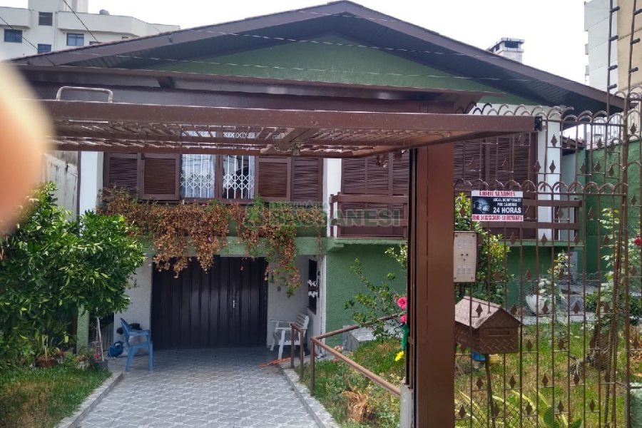 Casa com 196m², 4 dormitórios, 2 vagas, no bairro Panazzolo em Caxias do Sul para Comprar