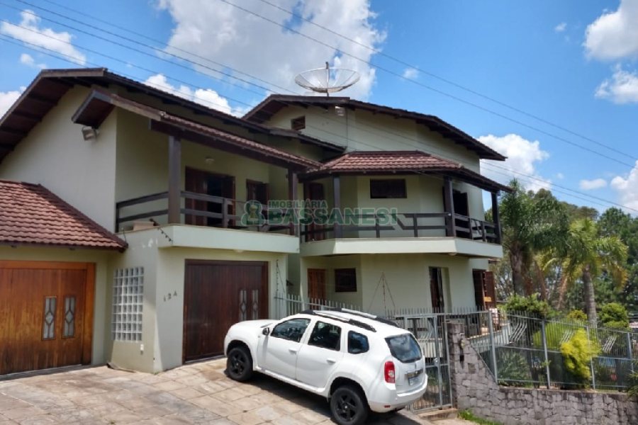 Casa com 495m², 3 dormitórios, 2 vagas, no bairro Santa Catarina em Caxias do Sul para Comprar