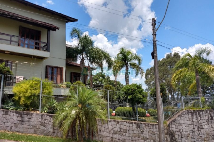Casa com 495m², 3 dormitórios, 2 vagas, no bairro Santa Catarina em Caxias do Sul para Comprar
