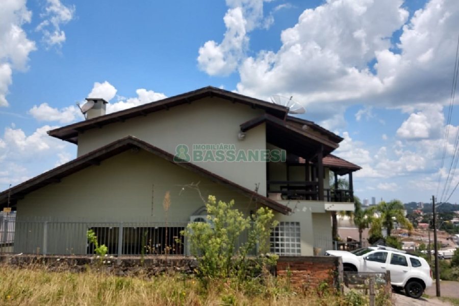 Casa com 495m², 3 dormitórios, 2 vagas, no bairro Santa Catarina em Caxias do Sul para Comprar