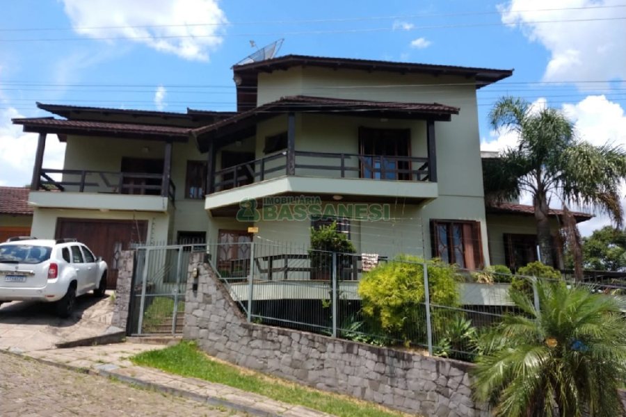 Casa com 495m², 3 dormitórios, 2 vagas, no bairro Santa Catarina em Caxias do Sul para Comprar