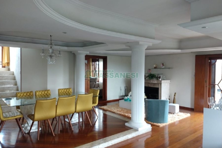 Casa com 495m², 3 dormitórios, 2 vagas, no bairro Santa Catarina em Caxias do Sul para Comprar