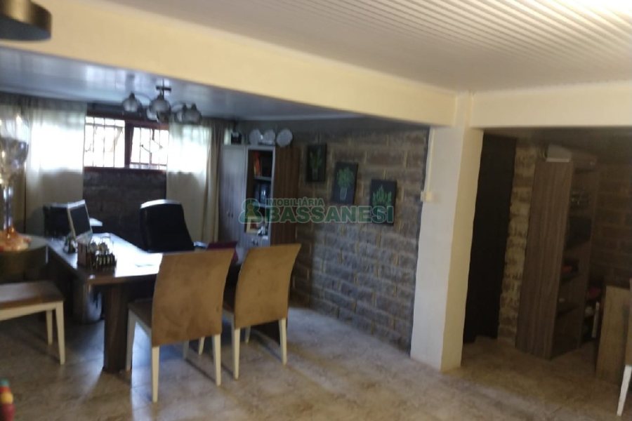 Casa com 495m², 3 dormitórios, 2 vagas, no bairro Santa Catarina em Caxias do Sul para Comprar