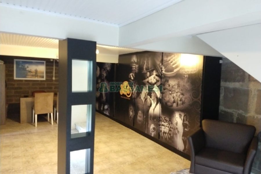 Casa com 495m², 3 dormitórios, 2 vagas, no bairro Santa Catarina em Caxias do Sul para Comprar