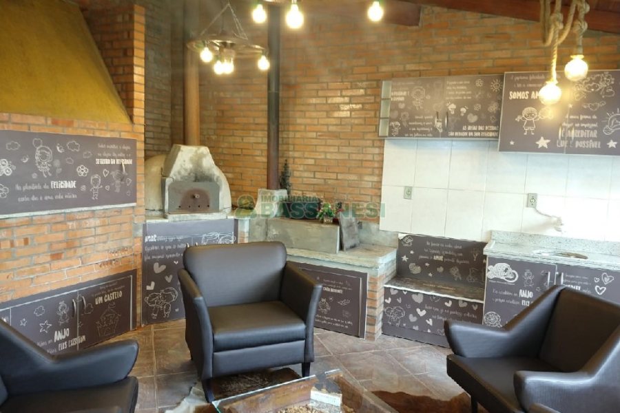 Casa com 495m², 3 dormitórios, 2 vagas, no bairro Santa Catarina em Caxias do Sul para Comprar