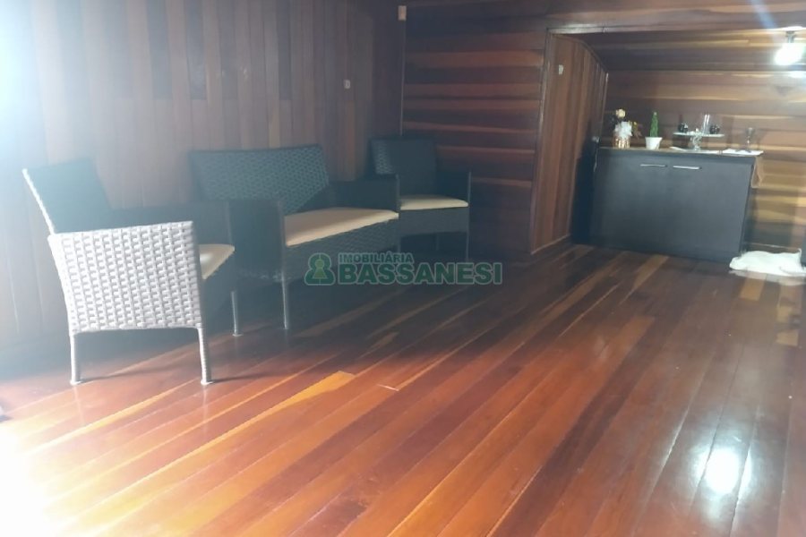 Casa com 495m², 3 dormitórios, 2 vagas, no bairro Santa Catarina em Caxias do Sul para Comprar