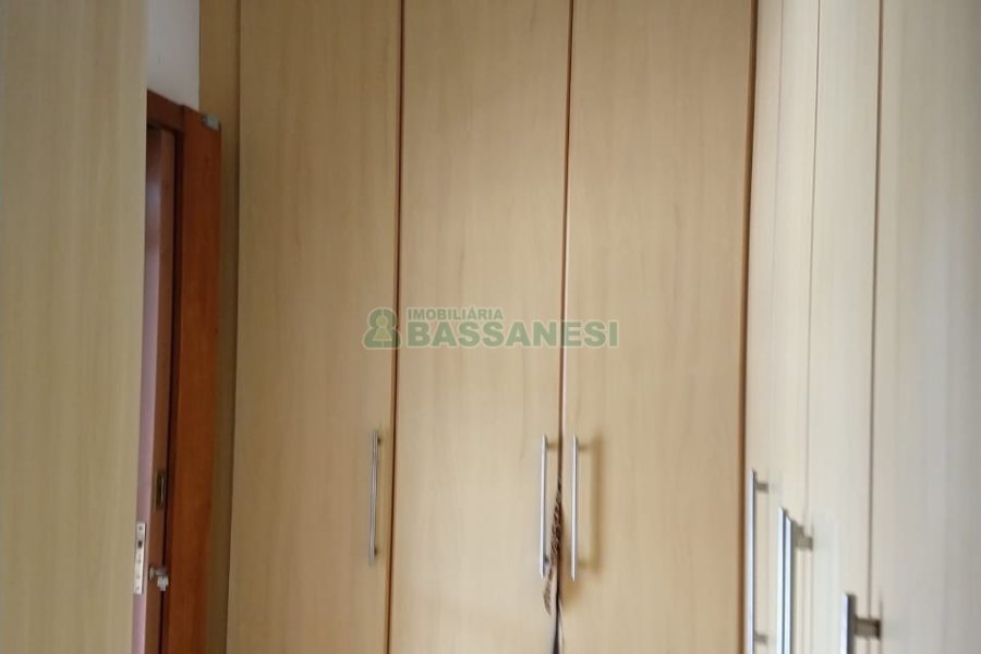 Casa com 495m², 3 dormitórios, 2 vagas, no bairro Santa Catarina em Caxias do Sul para Comprar