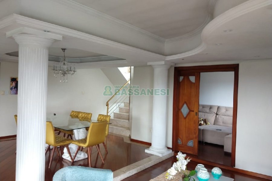 Casa com 495m², 3 dormitórios, 2 vagas, no bairro Santa Catarina em Caxias do Sul para Comprar