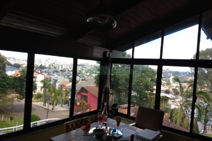 Casa com 495m², 3 dormitórios, 2 vagas, no bairro Santa Catarina em Caxias do Sul para Comprar