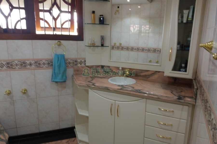 Casa com 495m², 3 dormitórios, 2 vagas, no bairro Santa Catarina em Caxias do Sul para Comprar