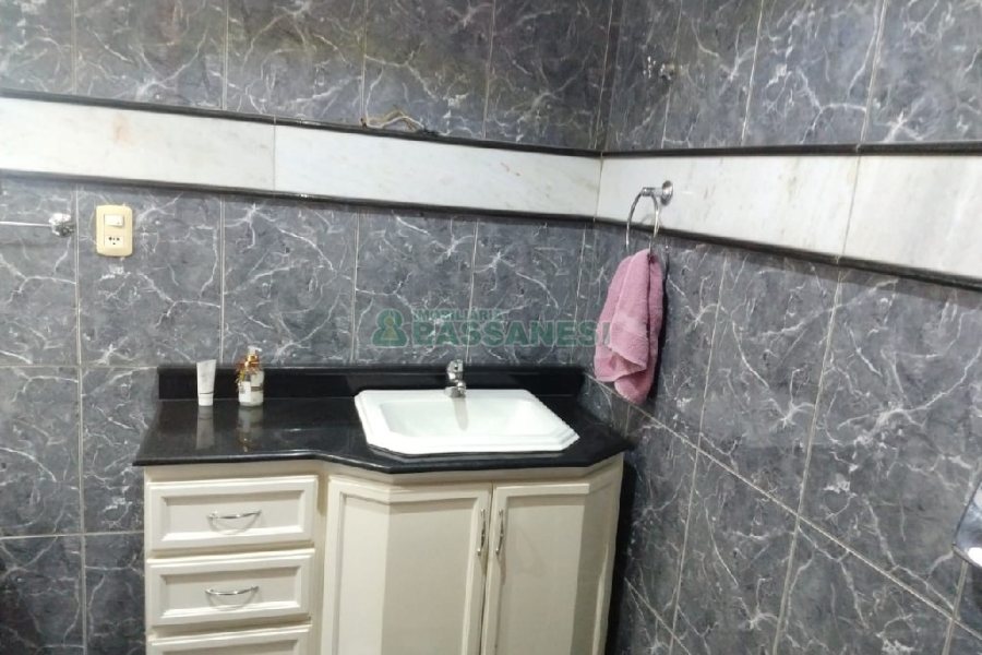 Casa com 495m², 3 dormitórios, 2 vagas, no bairro Santa Catarina em Caxias do Sul para Comprar