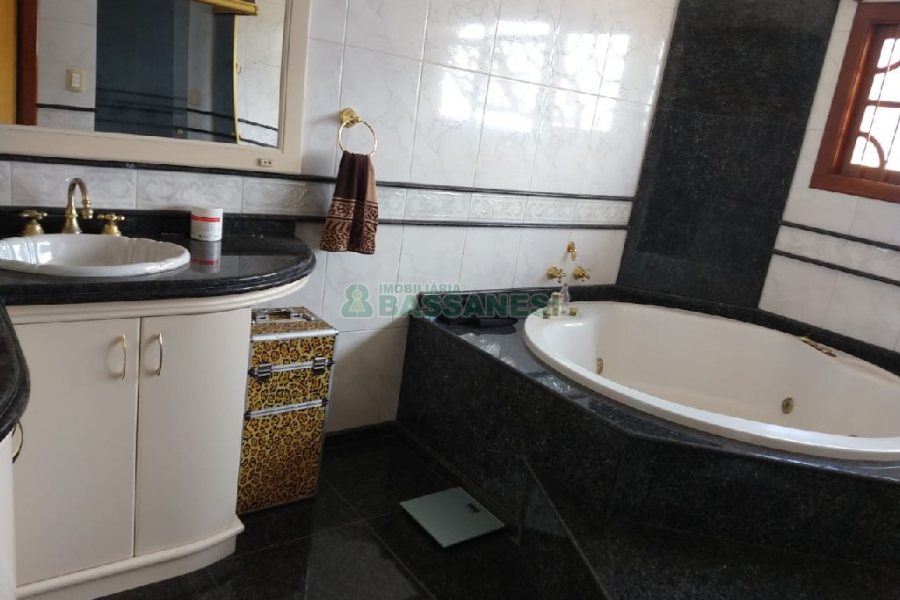 Casa com 495m², 3 dormitórios, 2 vagas, no bairro Santa Catarina em Caxias do Sul para Comprar