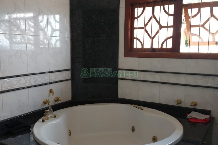 Casa com 495m², 3 dormitórios, 2 vagas, no bairro Santa Catarina em Caxias do Sul para Comprar