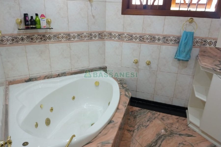 Casa com 495m², 3 dormitórios, 2 vagas, no bairro Santa Catarina em Caxias do Sul para Comprar