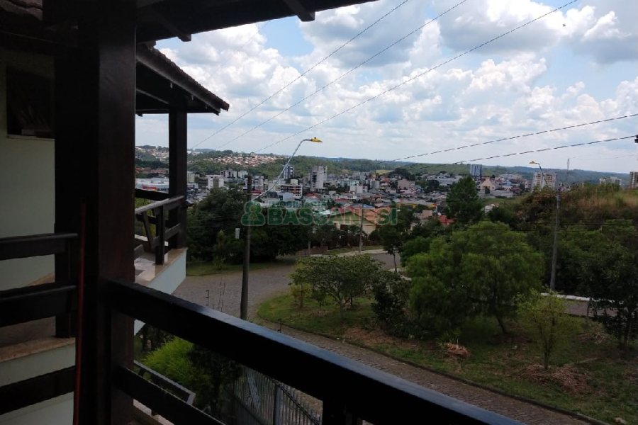 Casa com 495m², 3 dormitórios, 2 vagas, no bairro Santa Catarina em Caxias do Sul para Comprar