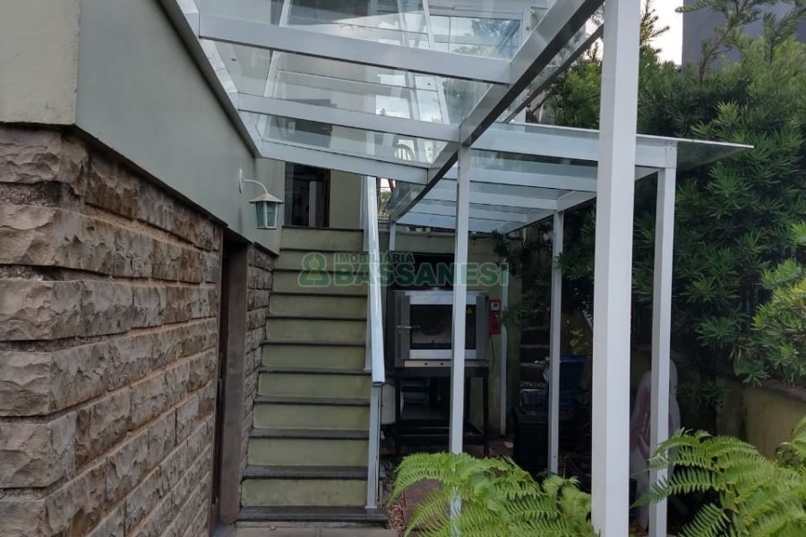 Casa com 495m², 3 dormitórios, 2 vagas, no bairro Santa Catarina em Caxias do Sul para Comprar