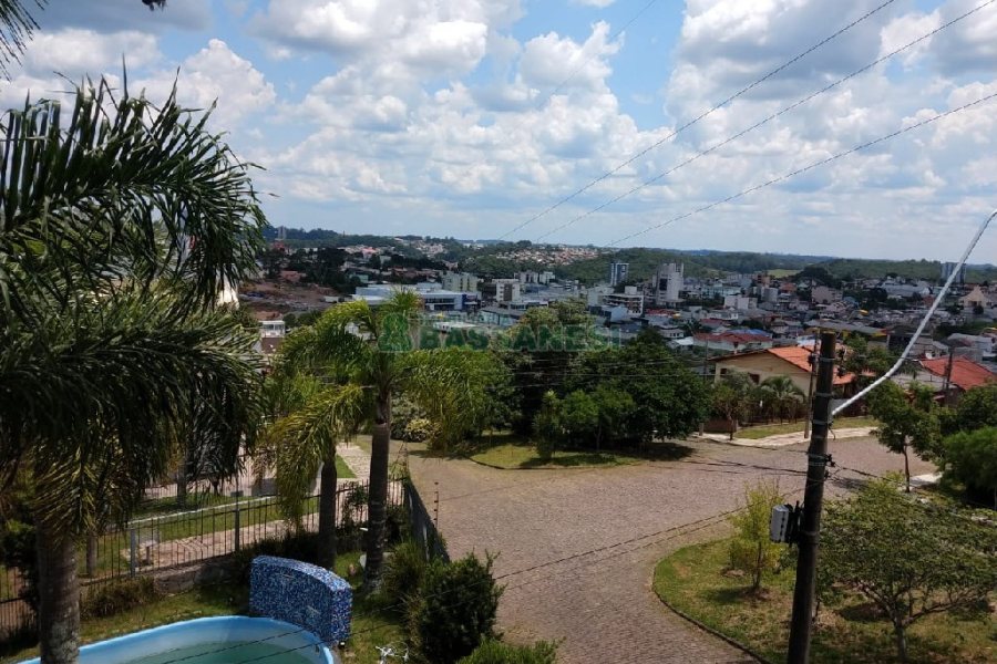 Casa com 495m², 3 dormitórios, 2 vagas, no bairro Santa Catarina em Caxias do Sul para Comprar