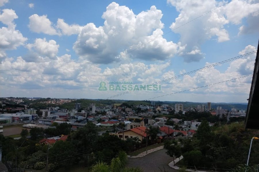 Casa com 495m², 3 dormitórios, 2 vagas, no bairro Santa Catarina em Caxias do Sul para Comprar