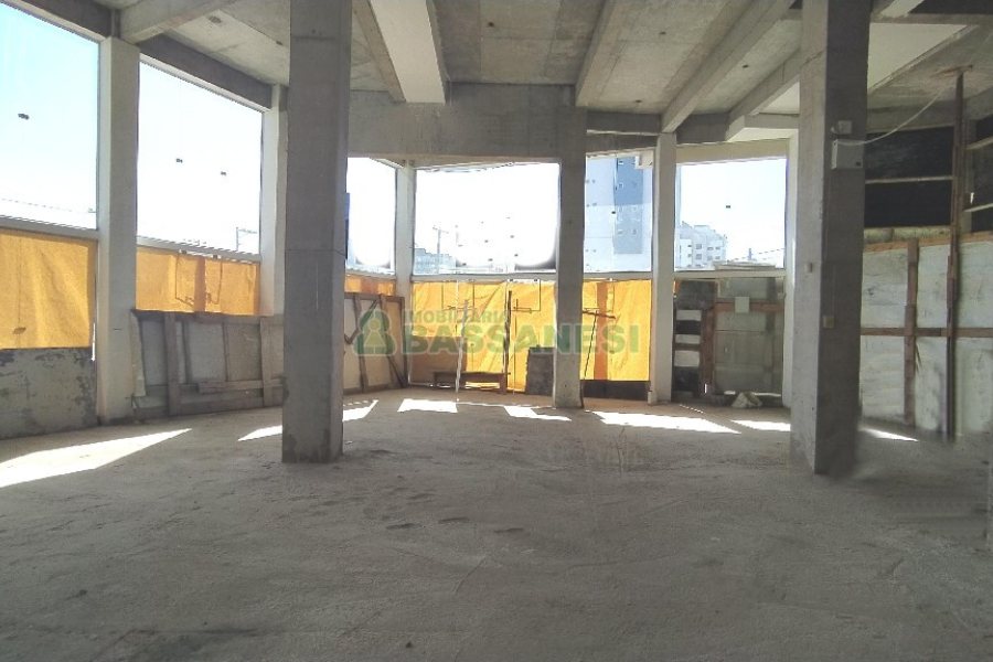 Loja com 450m², 4 vagas, no bairro Marechal Floriano em Caxias do Sul para Alugar