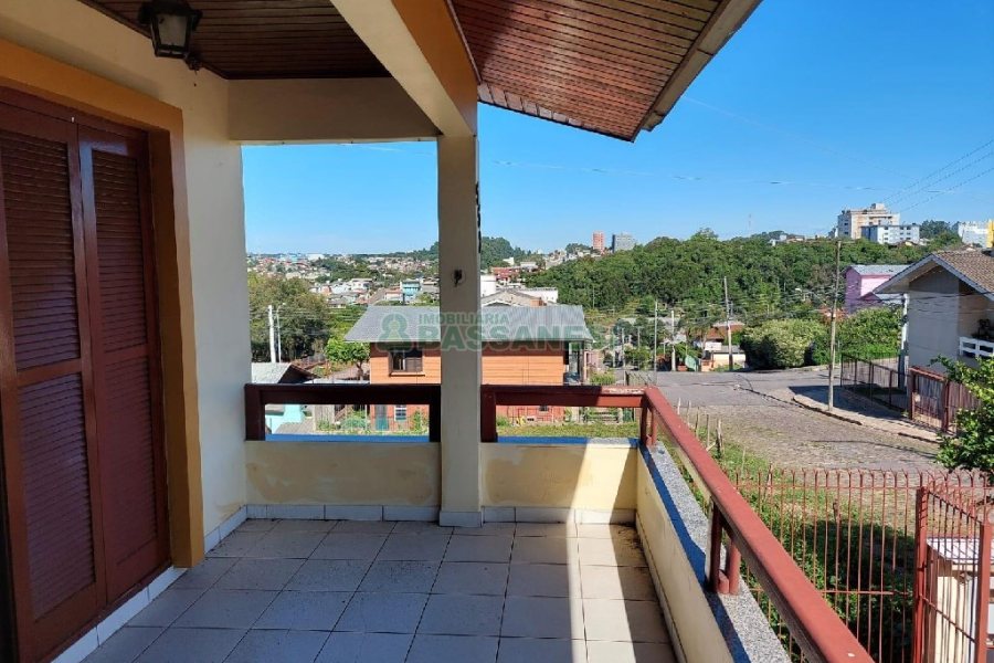 Casa com 154m², 3 dormitórios, 3 vagas, no bairro Charqueadas em Caxias do Sul para Comprar