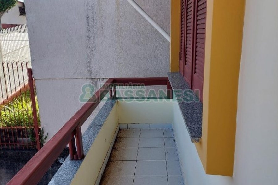 Casa com 154m², 3 dormitórios, 3 vagas, no bairro Charqueadas em Caxias do Sul para Comprar