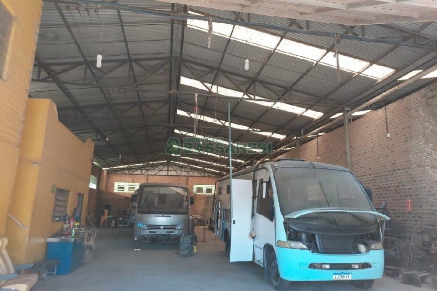 Pavilhão com 1200m², no bairro Santa Fé em Caxias do Sul para Comprar