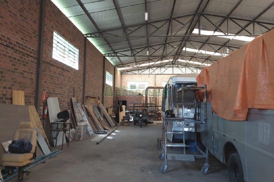 Pavilhão com 1200m², no bairro Santa Fé em Caxias do Sul para Comprar