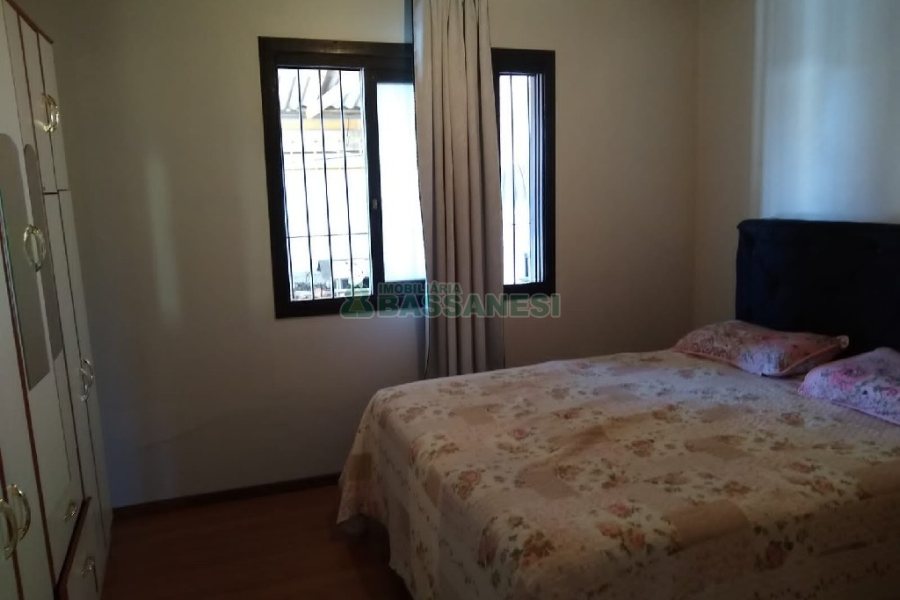 Casa, 3 dormitórios, 4 vagas, no bairro Vila Leon em Caxias do Sul para Comprar