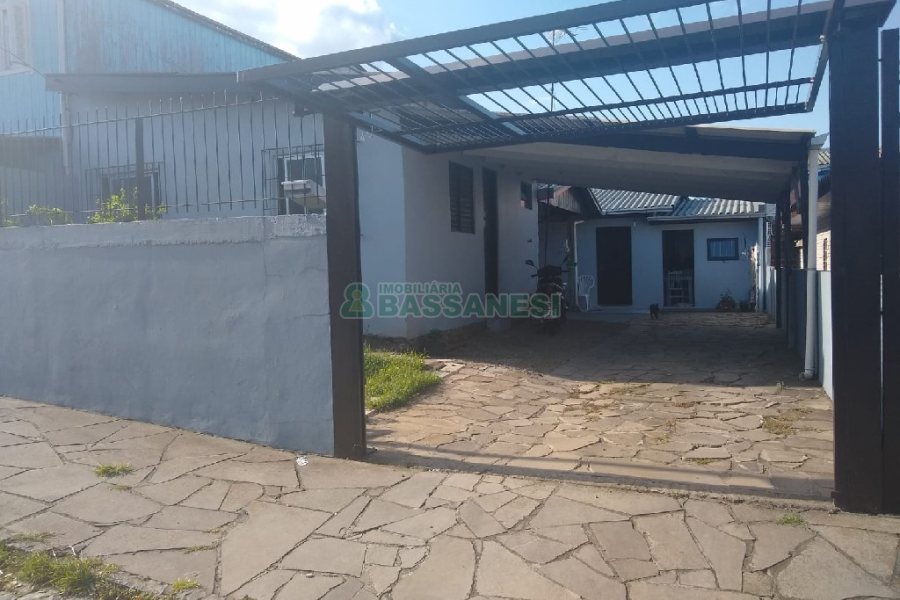 Casa, 3 dormitórios, 4 vagas, no bairro Vila Leon em Caxias do Sul para Comprar