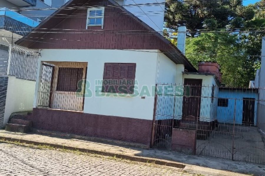 Casa, 3 dormitórios, 1 vaga, no bairro Petrópolis em Caxias do Sul para Comprar