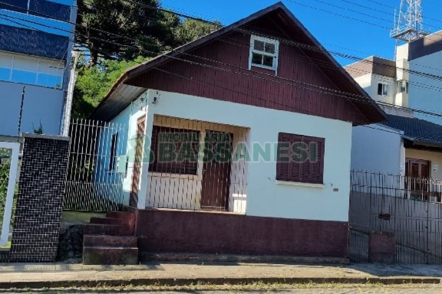 Casa, 3 dormitórios, 1 vaga, no bairro Petrópolis em Caxias do Sul para Comprar