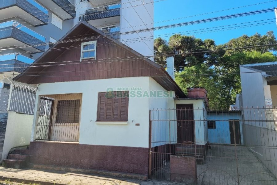 Casa, 3 dormitórios, 1 vaga, no bairro Petrópolis em Caxias do Sul para Comprar