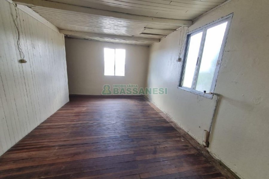 Casa com 40m², 2 dormitórios, 1 vaga, no bairro Universitário em Caxias do Sul para Alugar