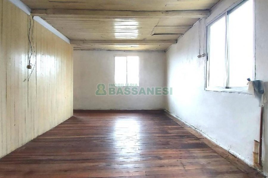 Casa com 40m², 2 dormitórios, 1 vaga, no bairro Universitário em Caxias do Sul para Alugar