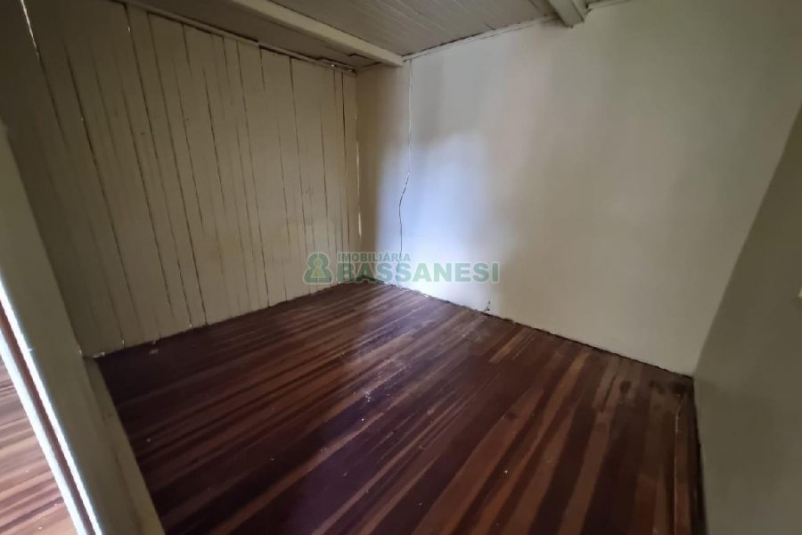 Casa com 40m², 2 dormitórios, 1 vaga, no bairro Universitário em Caxias do Sul para Alugar