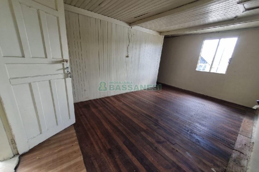 Casa com 40m², 2 dormitórios, 1 vaga, no bairro Universitário em Caxias do Sul para Alugar