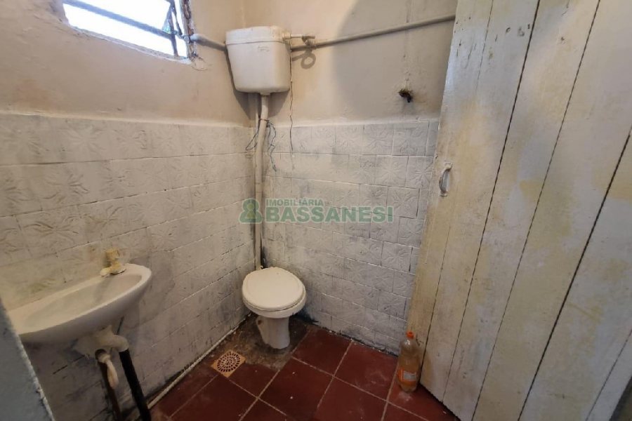 Casa com 40m², 2 dormitórios, 1 vaga, no bairro Universitário em Caxias do Sul para Alugar