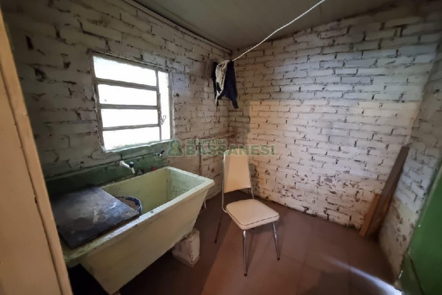 Casa com 40m², 2 dormitórios, 1 vaga, no bairro Universitário em Caxias do Sul para Alugar