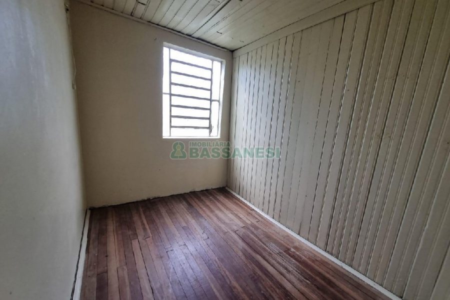 Casa com 40m², 2 dormitórios, 1 vaga, no bairro Universitário em Caxias do Sul para Alugar