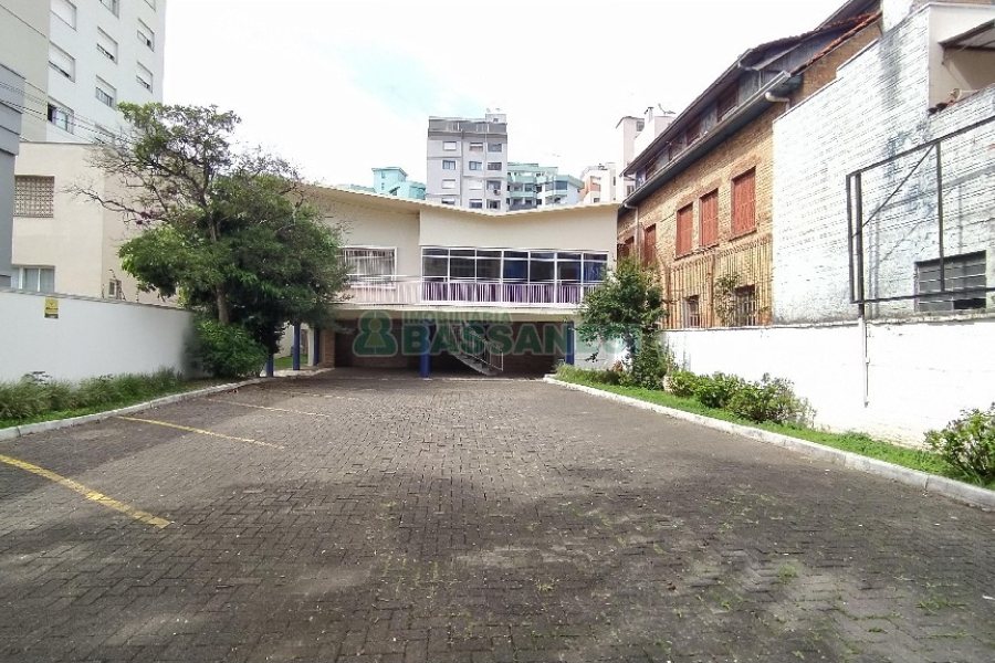 Casa Comercial com 470m², 4 dormitórios, 1 vaga, no bairro Centro em Caxias do Sul para Comprar