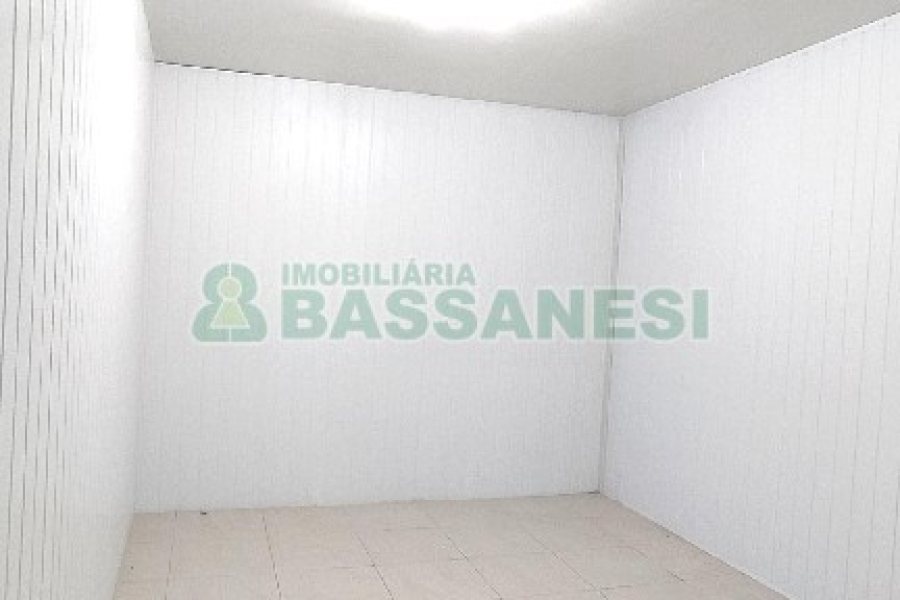 Casa Comercial com 470m², 4 dormitórios, 1 vaga, no bairro Centro em Caxias do Sul para Comprar
