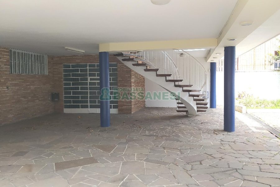 Casa Comercial com 470m², 4 dormitórios, 1 vaga, no bairro Centro em Caxias do Sul para Comprar