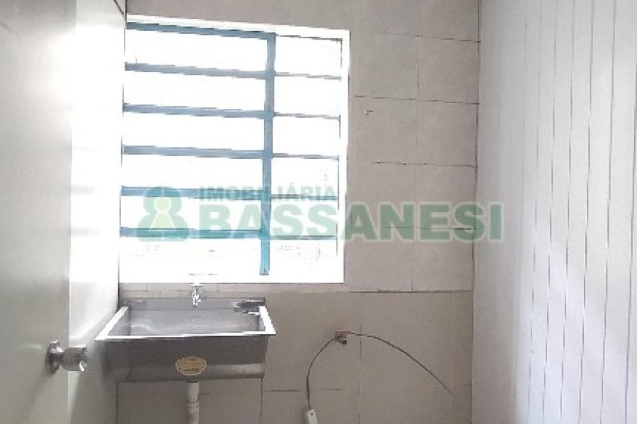 Casa Comercial com 470m², 4 dormitórios, 1 vaga, no bairro Centro em Caxias do Sul para Comprar